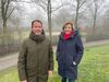 Ratsherr Philipp Hagemann und Bezirksvertreterin Elke Kraut-Kleinschmidt am Standort bei der Sportanlage des BSV Roxel