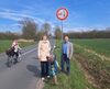 Elke Kraut-Kleinschmidt und Philipp Hagemann vor dem neuen Zweirad-Überholverbotsschild