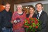SPD-Vorsitzender Hermann Terborg, Heike Strunk vom OV Roxel und Oberbürgermeisterkandidat Jochen Köhnke gratulieren